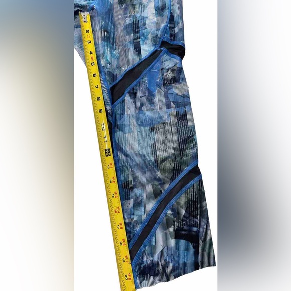 Lululemon Women’s Blue Abstract Mesh Panel Crop Leggings Size 10 - Picture 10 of 16